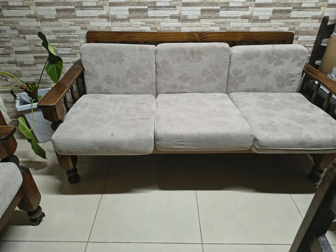 mesa cadeiras e sofa em madeira