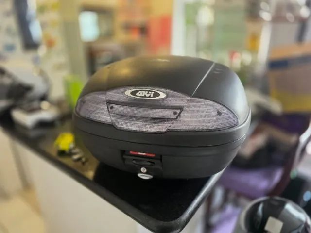 Baú moto Givi 45 L - Completo, com chave reserva + BRINDE!