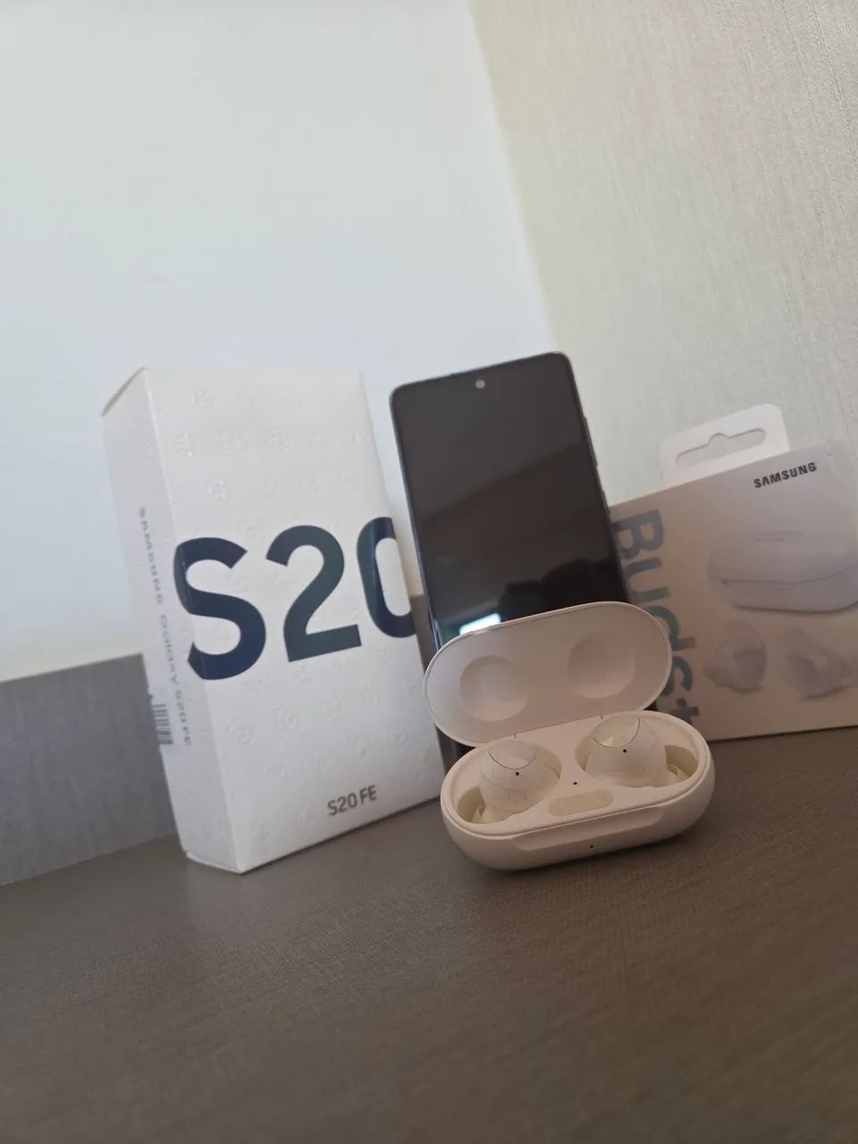 [ACEITO PROPOSTA] Combo Galaxy S20 FE 4G + Galaxy Buds+ usados com caixa original
