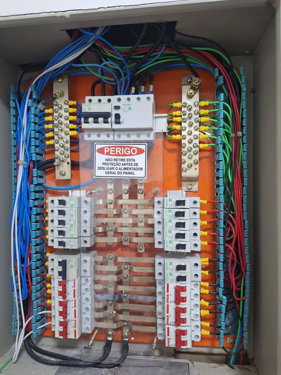 Manutenção de câmera, elétrica e rede.
