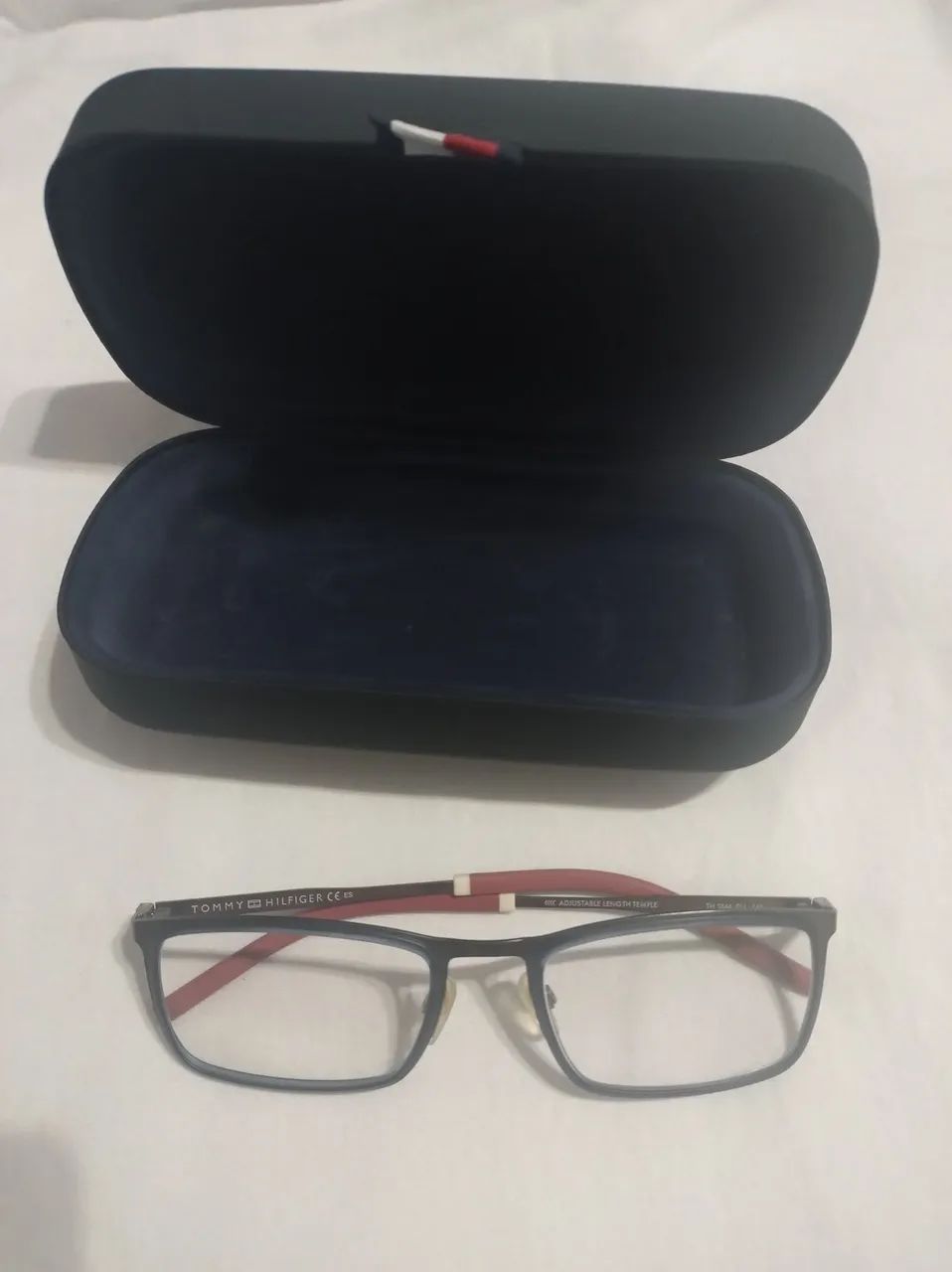 Armação óculos de grau marca Tommy Hilfiger.