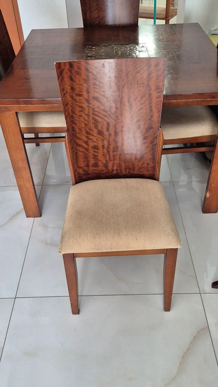 Mesa de madeira com 4 cadeiras - Foto 4