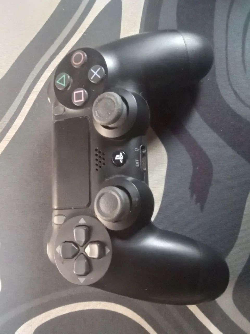 2 Controles PS4 DualShock 4 Preto Original + Branco Paralelo - Foto 2