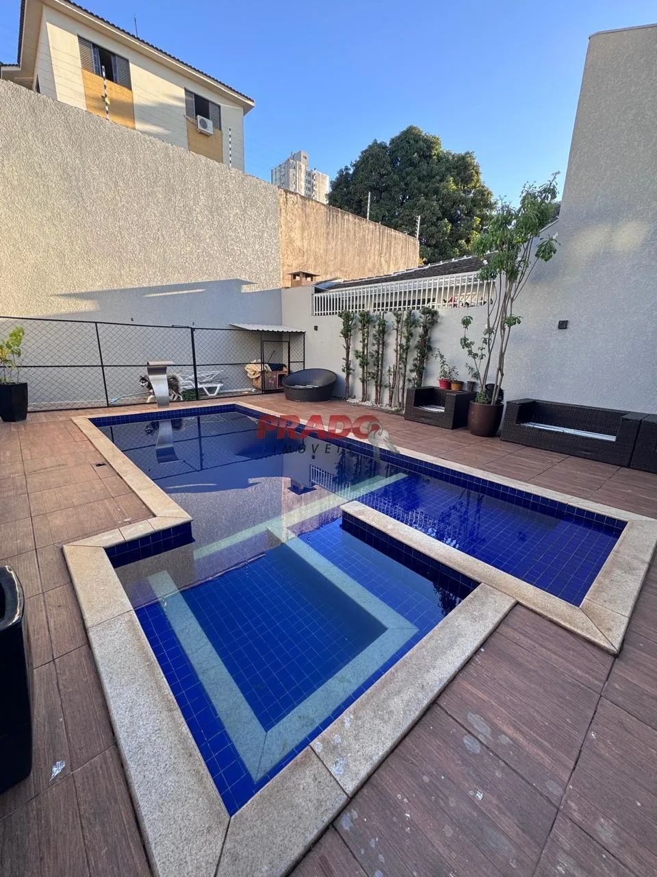 Sobrado à venda em Maringá, Vila Santo Antônio, com 4 quartos, com 353.32 m²