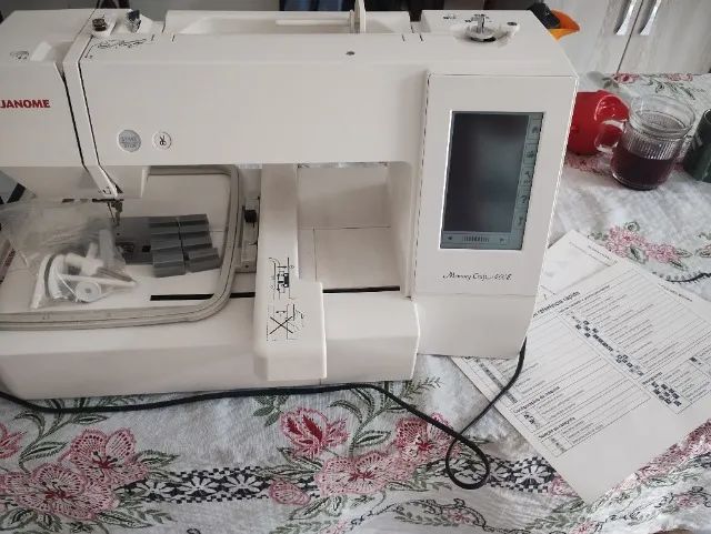 Máquina de bordar Janome 400e, único dono, com nota fiscal.