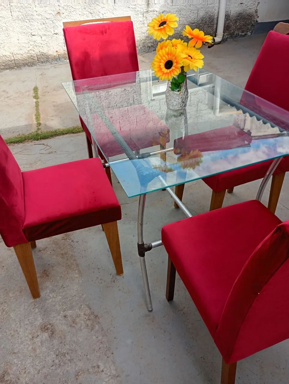 Mesa com tampo de vidro e 4 cadeiras novas  - Foto 4