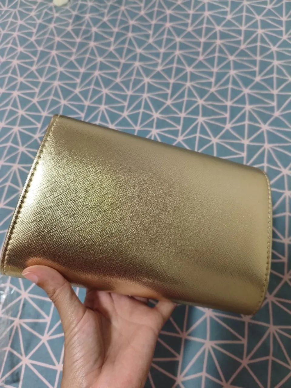 Clutch dourada com alça de mão  - Foto 3