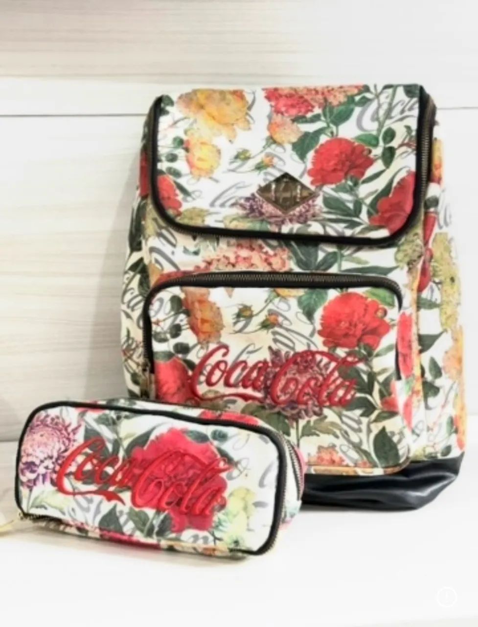 Mochila e estojo marca Coca Cola