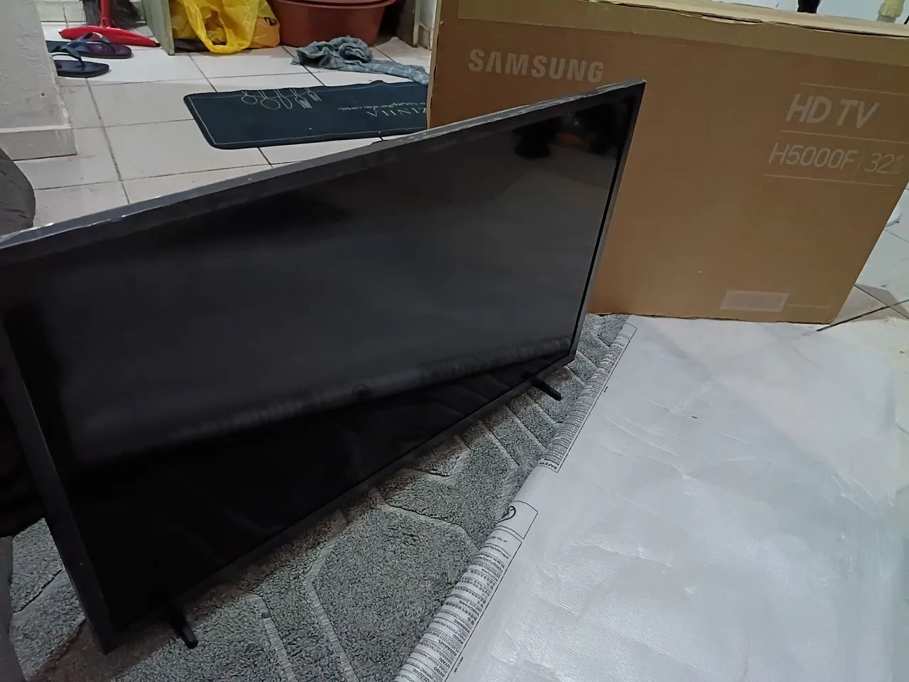 Samsung Smart TV 32Polegadas. Nova, na caixa, com Nota Fiscal: valor 1300. Nunca usada.