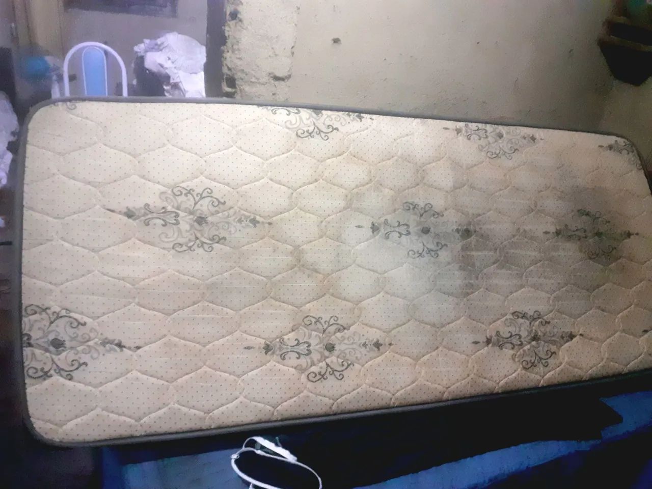 Colchão de solteiro higienizado e com capa já lavada