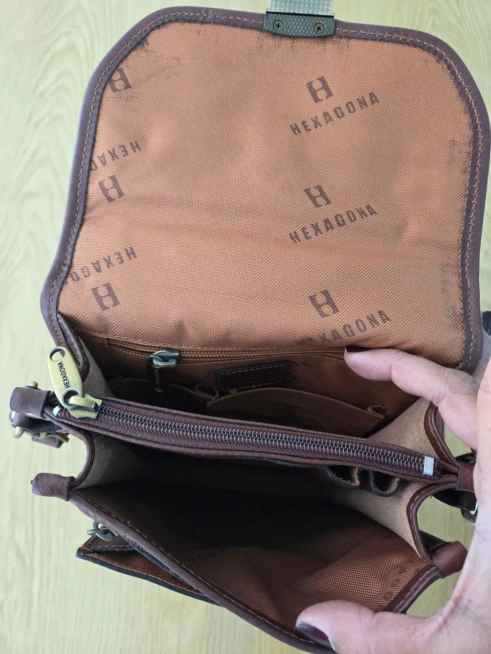 bolsa carteiro hexagona parisiense marrom couro legitimo - Foto 5