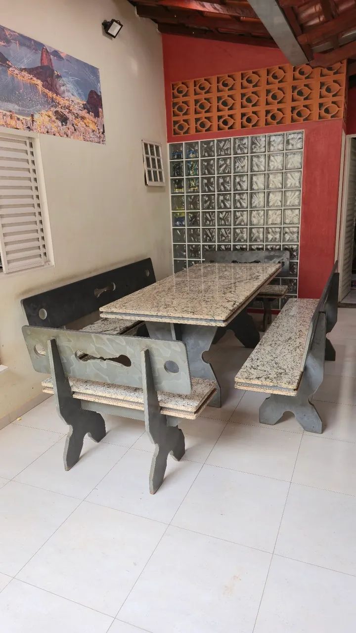 MESA DE GRANITO + 4 BANCOS