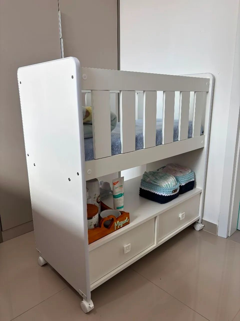 Mini Berço Infantil Moisés Com Rodas E 02 Gavetas Branco  - Foto 3