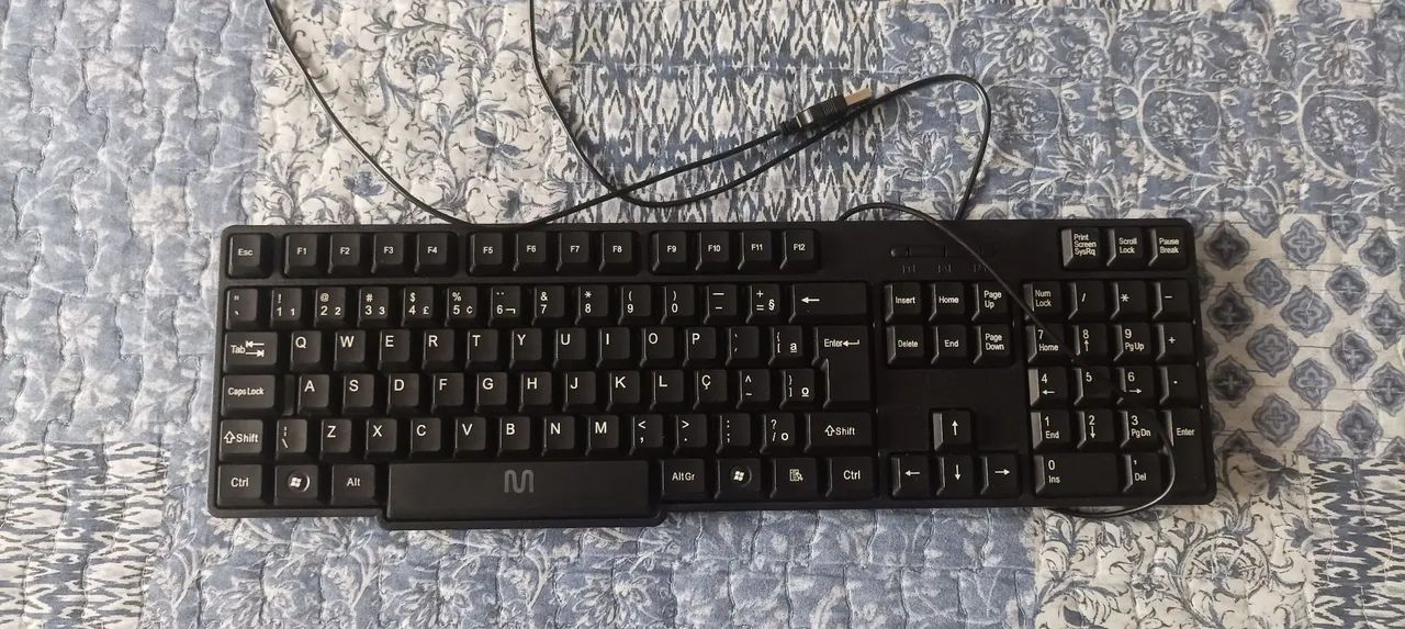 Vendo 02 Teclados para PC e notebook USB - semi novo 
