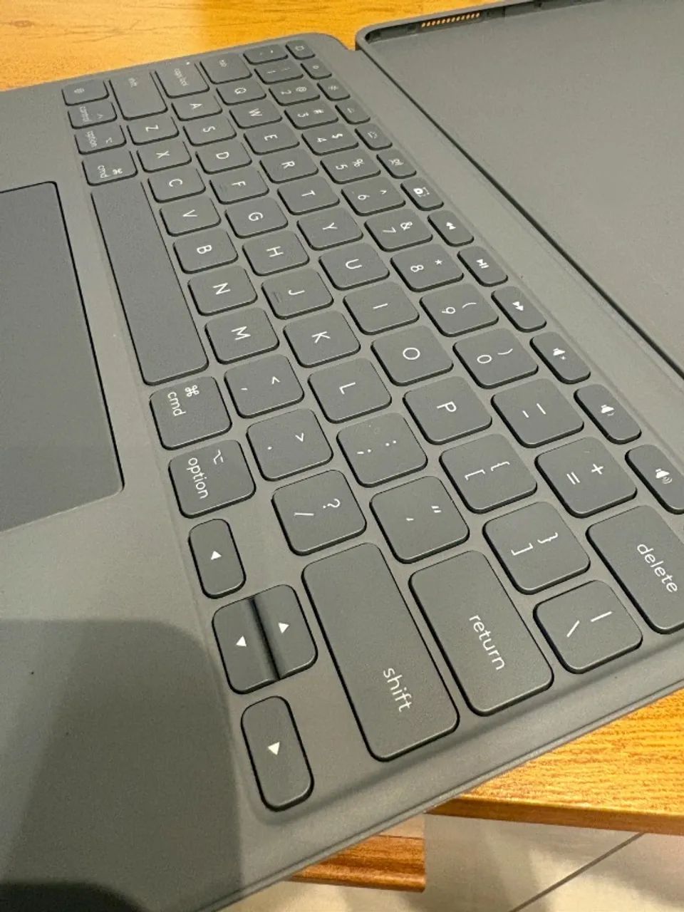 Capa com Teclado Logitech Combo Touch iPad Air 13" - Foto 4