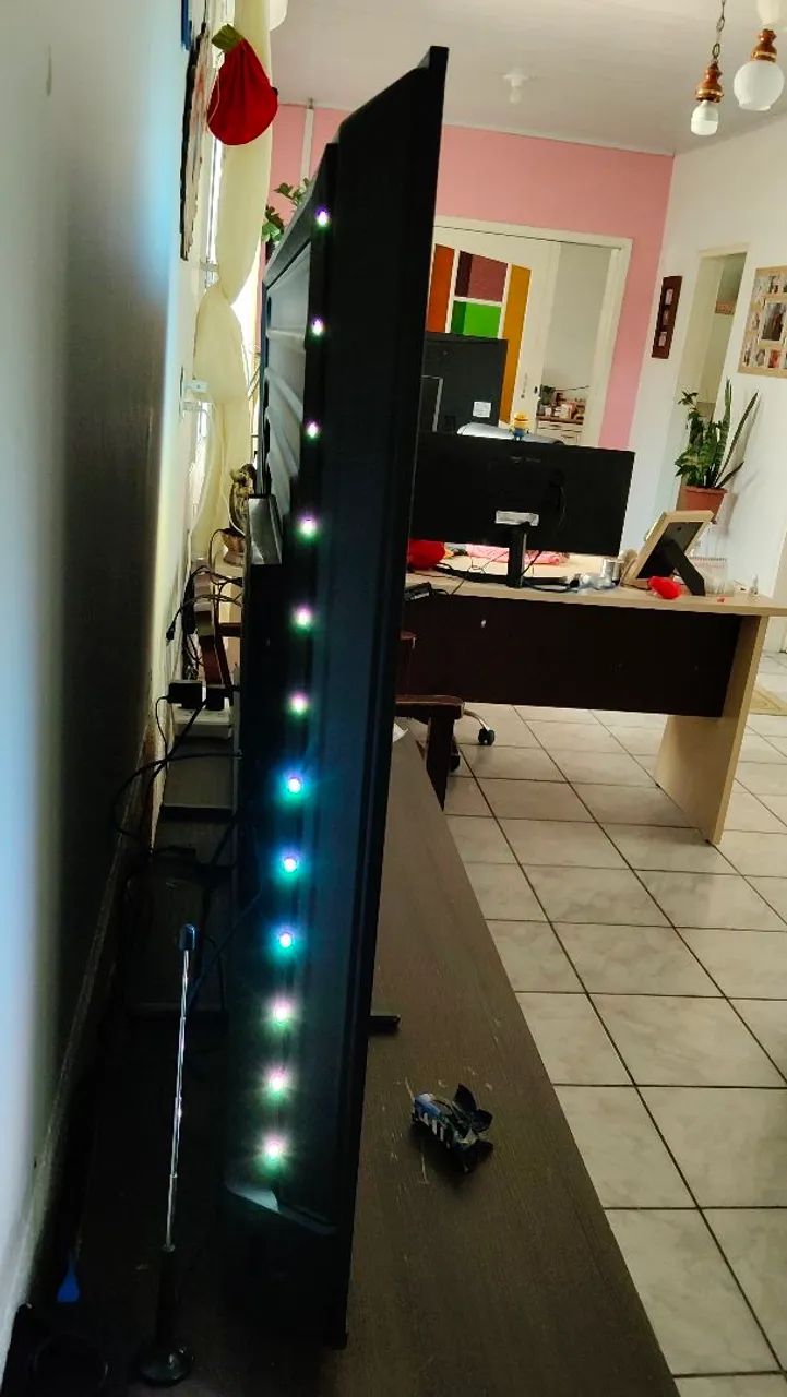 Tv philips 65 polegadas ambilight modelo 65pug8100/78 - Foto 3