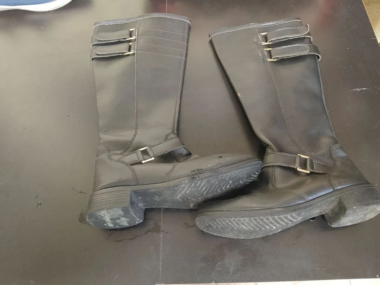 vende se um par de botas feminina - Foto 2