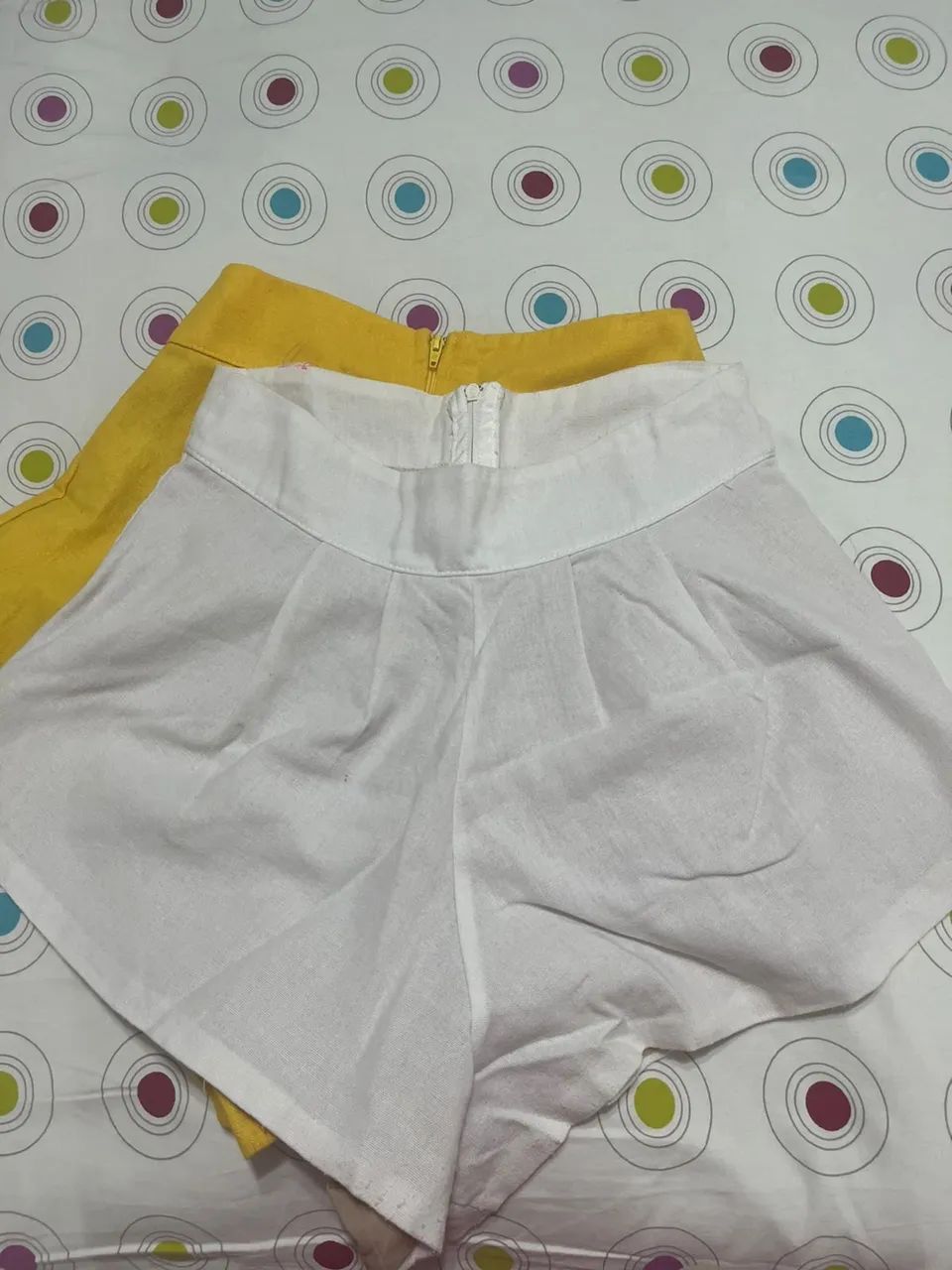 Short amarelo/ branco 