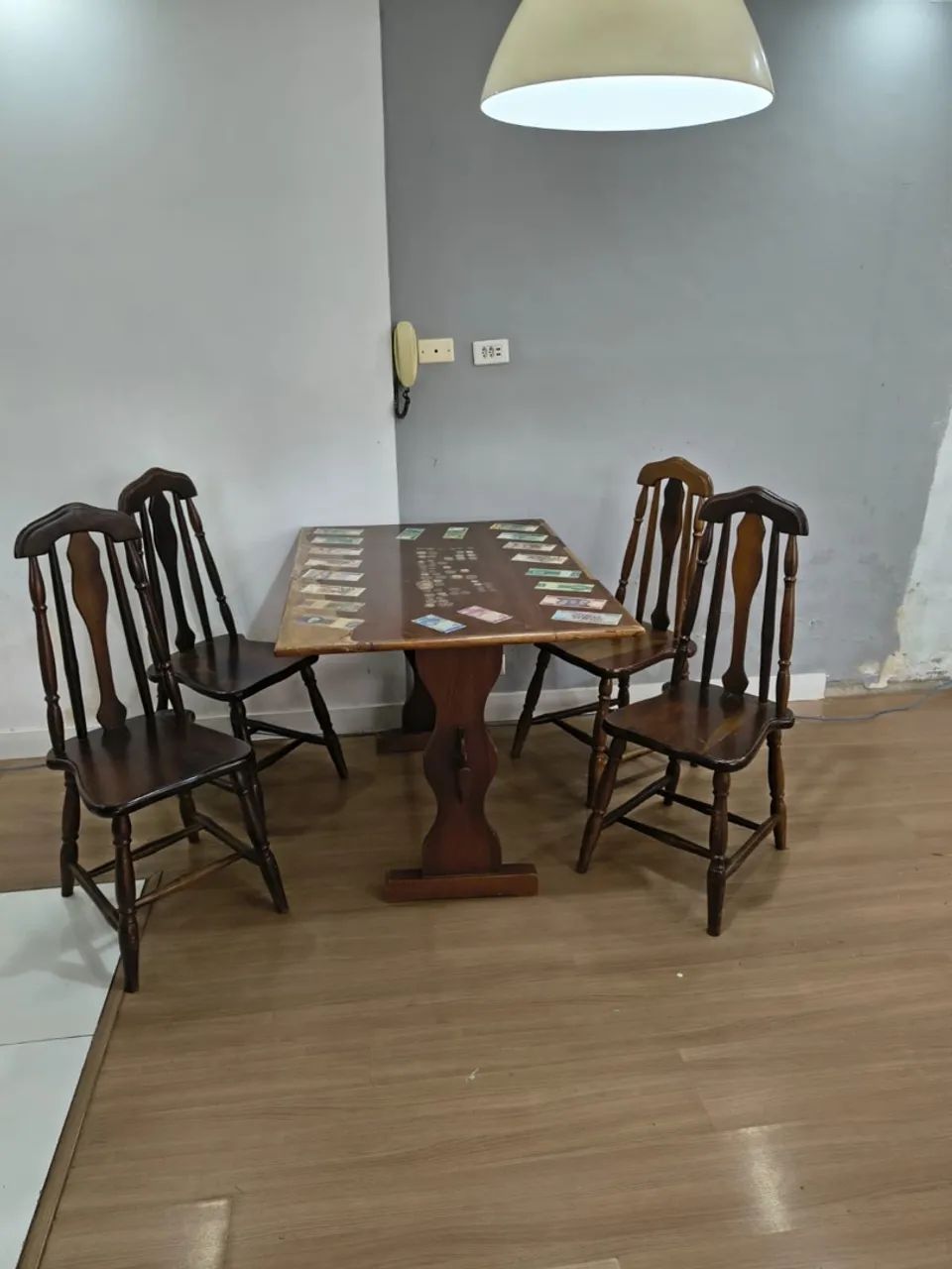 Jogo de mesa com 4 cadeiras de madeira  - Foto 3