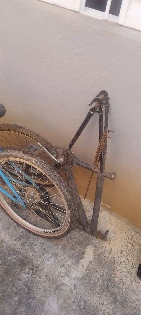 Bicicleta e um quadro com dois aros e peneus - Foto 2