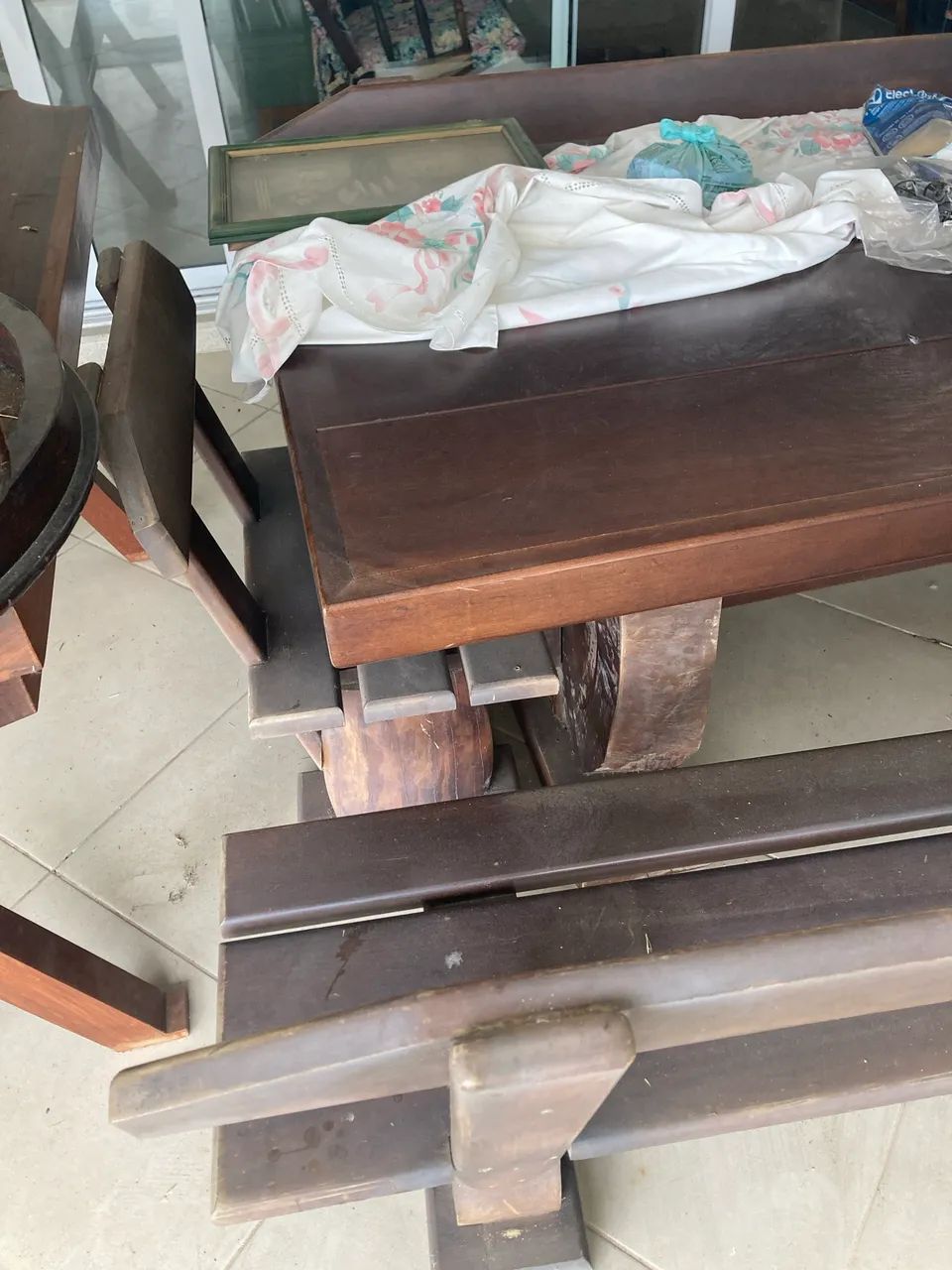 Grande mesa com quatro bancos