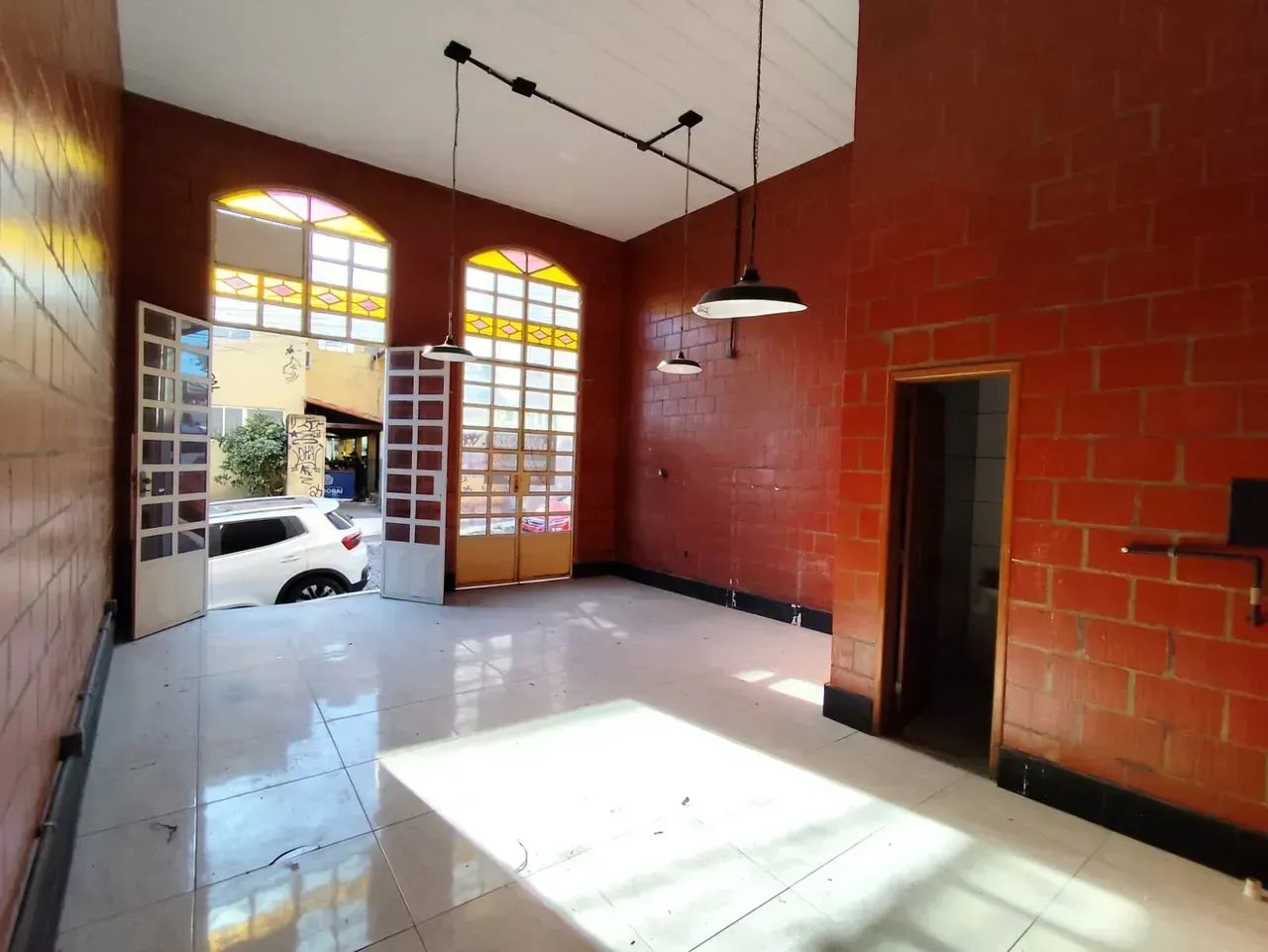 Loja na Praça com 37m²  e possibilidade de mezanino - Fácil estacionar - Foto 5