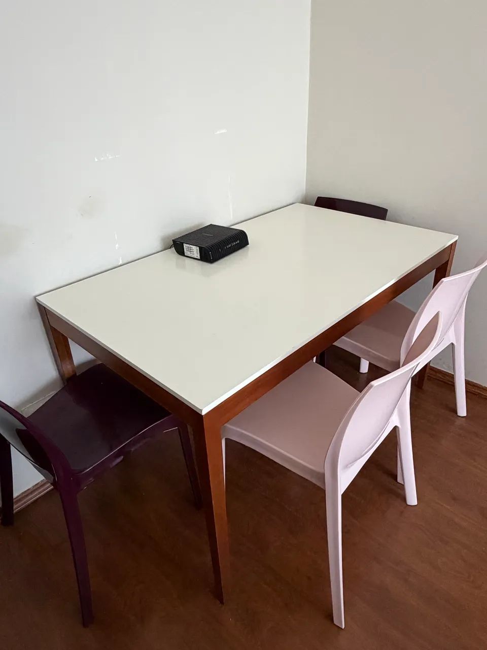 Mesa com 4 cadeiras Tok&Stok