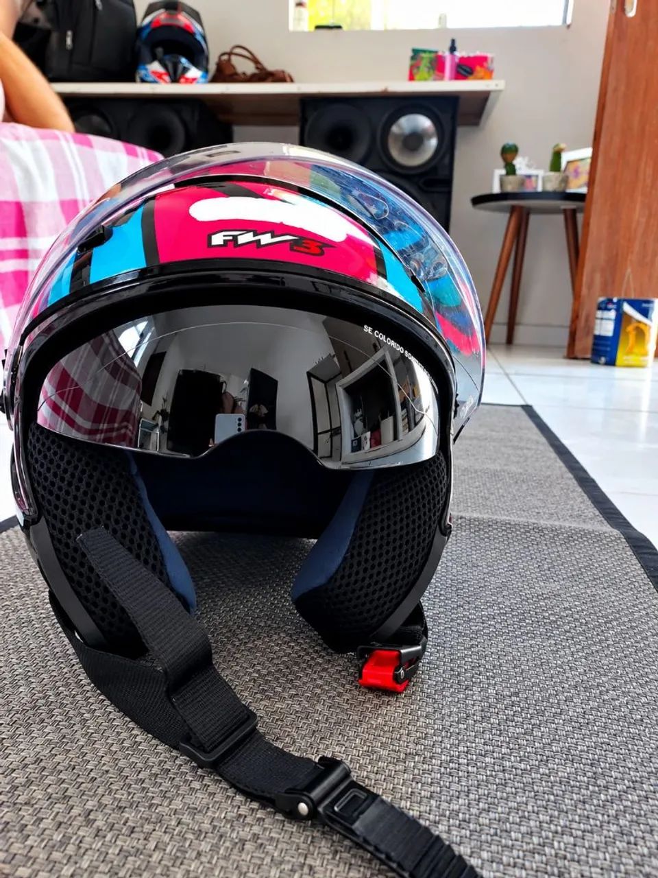 Vendo capacete com a marca fw x numeração 58 - Foto 3
