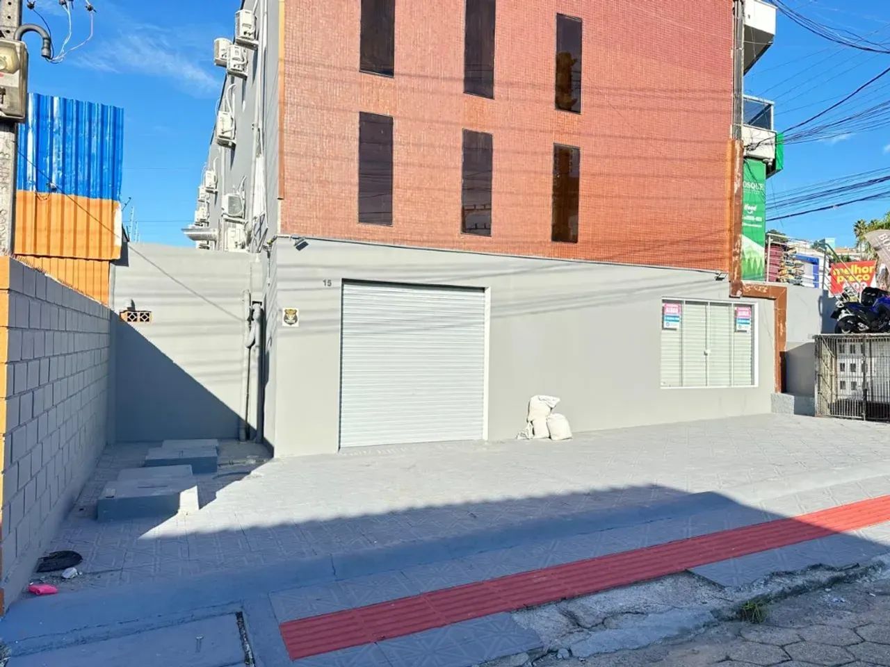Alugo sala comercial térrea, com 400m²,  05 vagas de estacionamento descoberta na frente,  - Foto 2