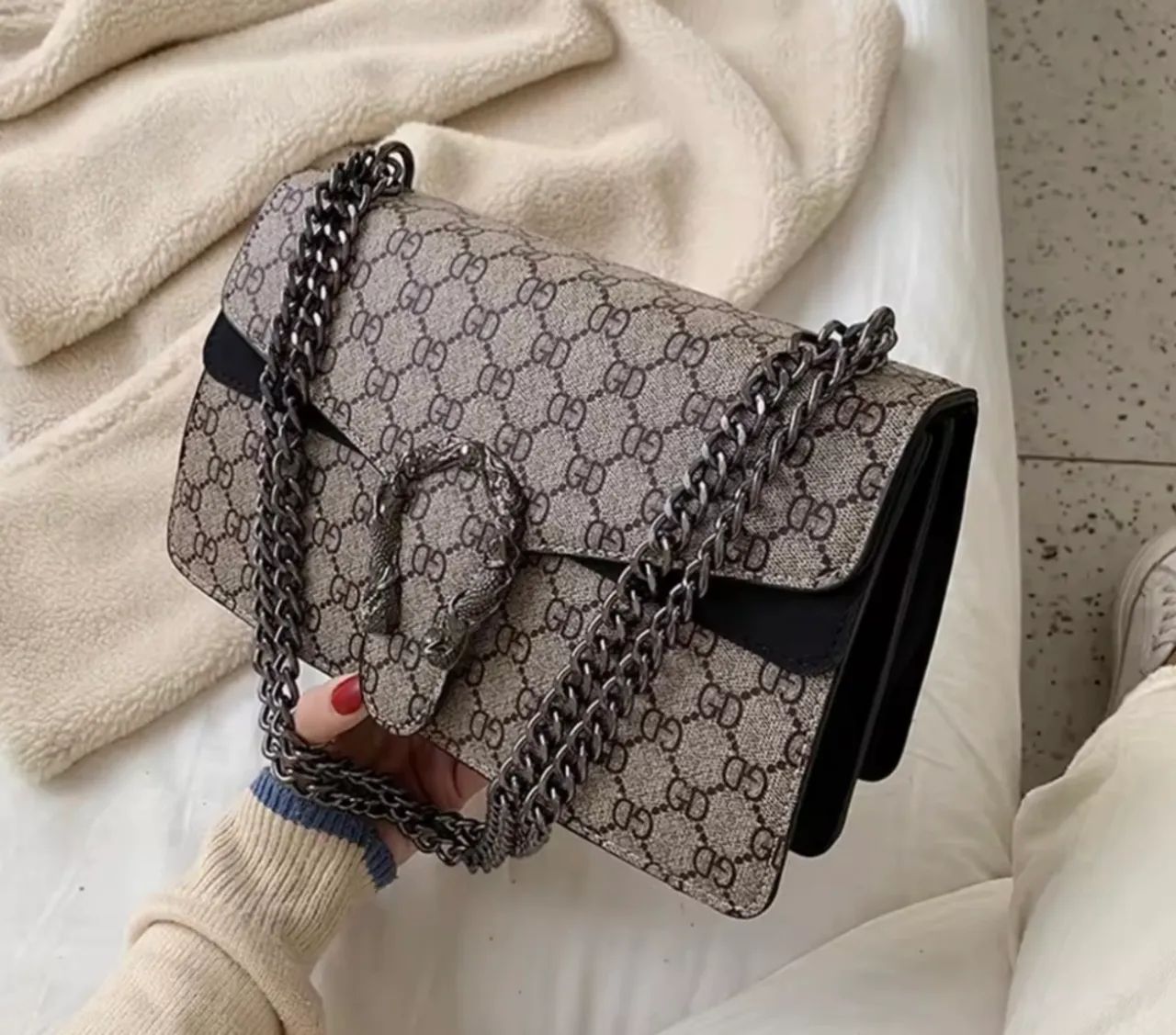 Lindíssima bolsa com detalhe em metal