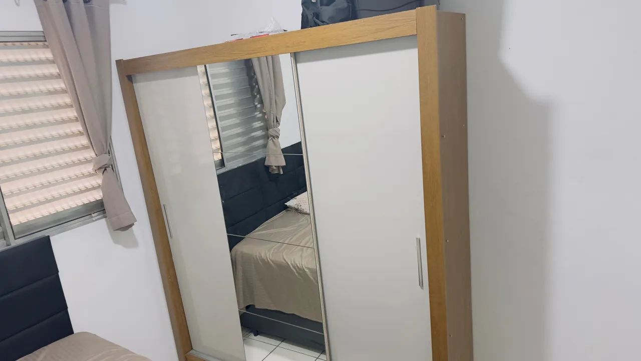 Guarda Roupa de casal com espelho 
