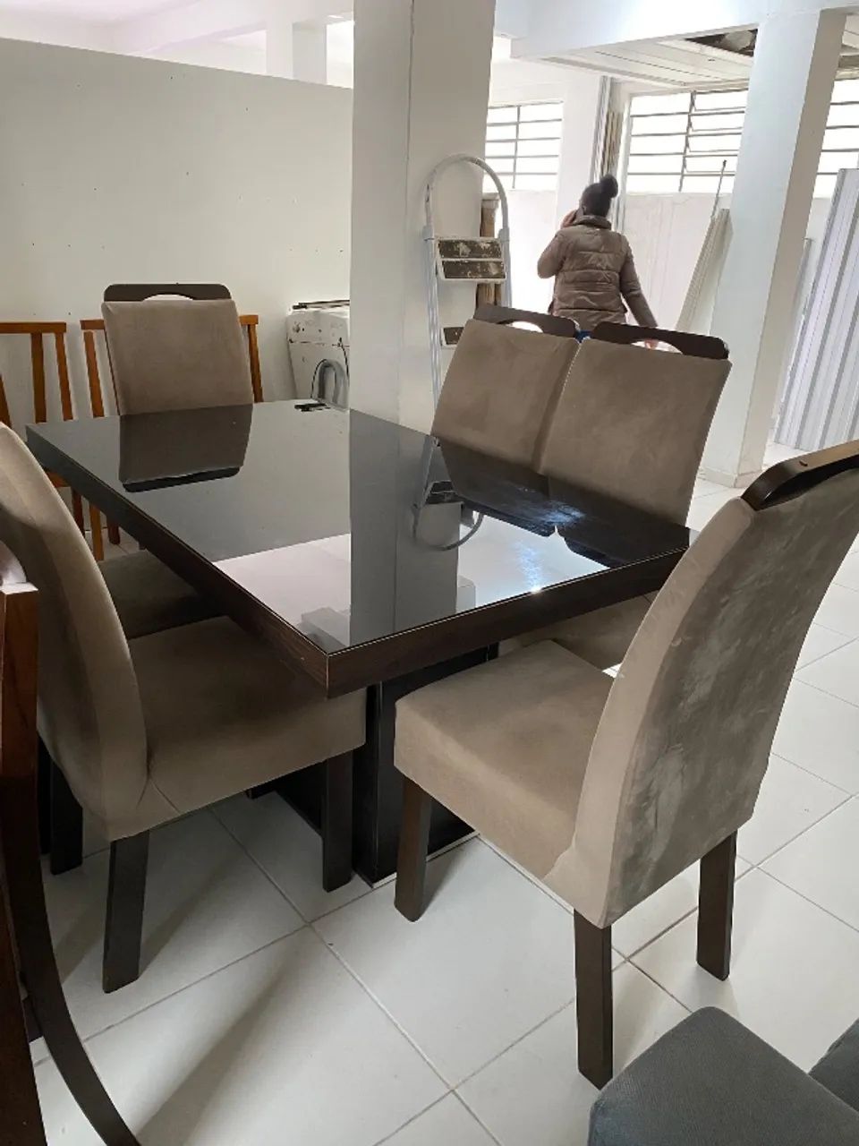 Mesa de jantar c/ 6 cadeiras estofadas  - Foto 4