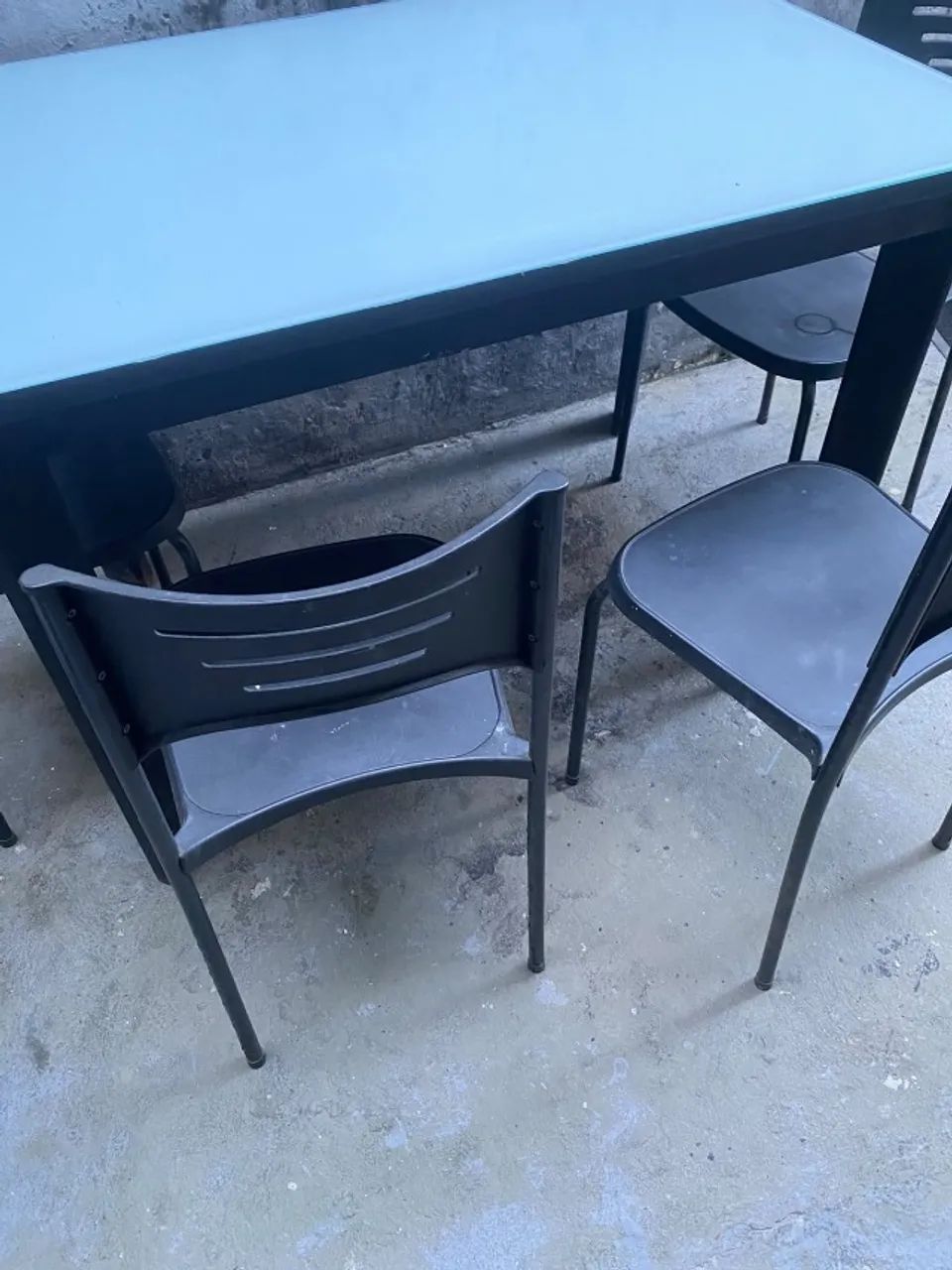 Mesa de madeira com 4 cadeiras em perfeito estado.