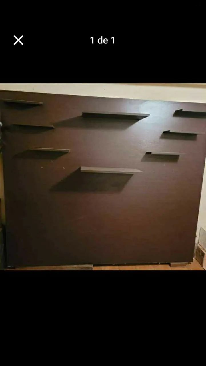 Painel com prateleiras