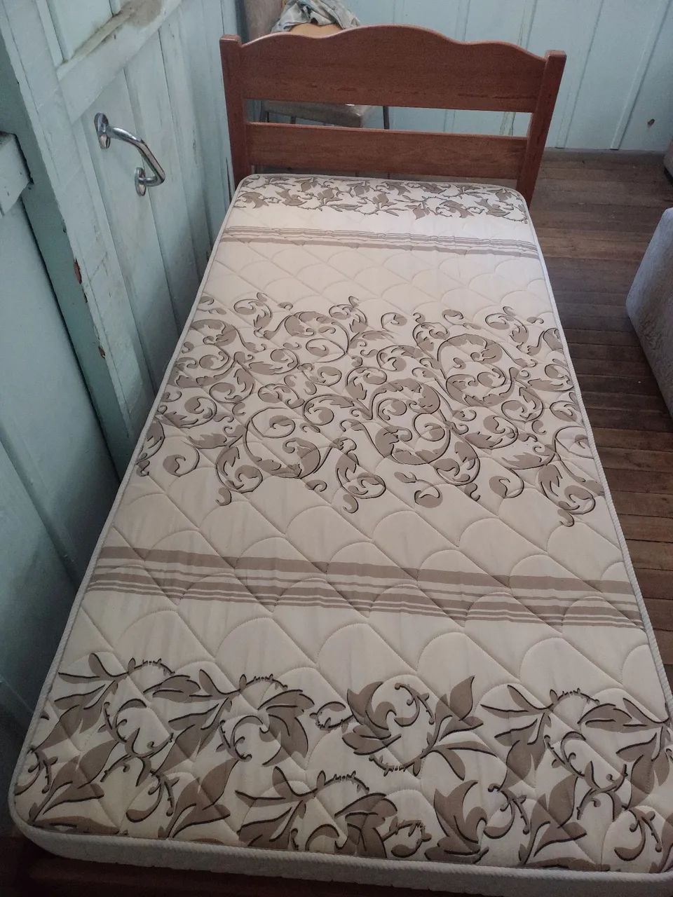 Vendo cama com colchão 