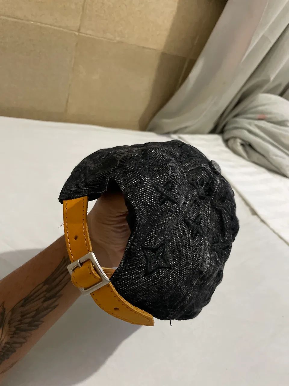 Vendo boné da Louis Vuitton textura jeans comprei e nunca usei  - Foto 2