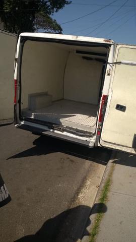 Vende-se Van refrigerada com serviço - Foto 6