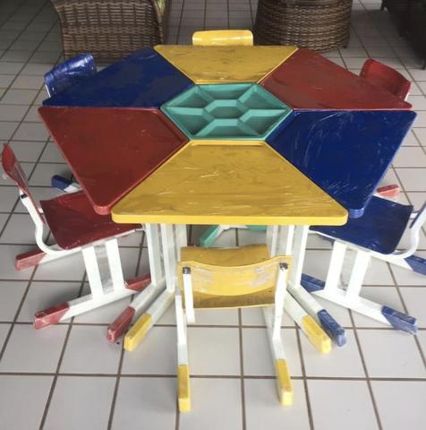 Ilha infantil - carteiras escolar coloridas