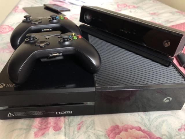 Xbox One (Com kinect e 2 controles)