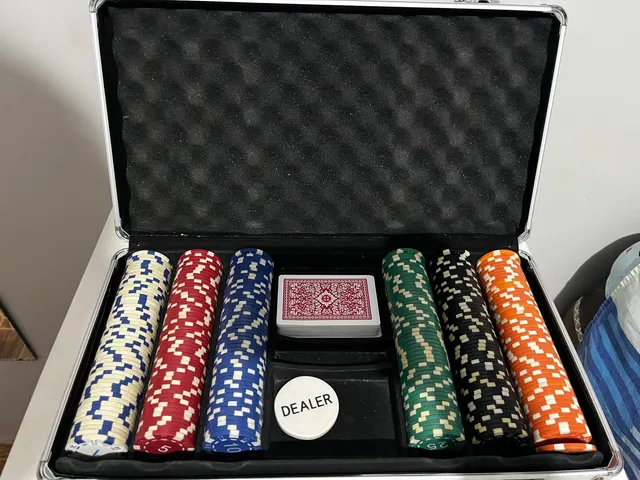 Maleta Poker Fichas Numeradas Baralho Kit Jogo Completo Mdf