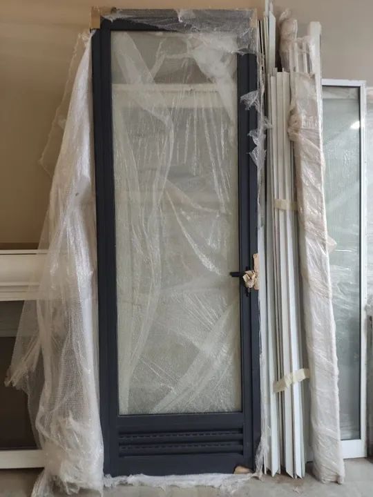 Porta em alumínio cinza com vidro inteiriço para area de serviço ou cozinja - Foto 4