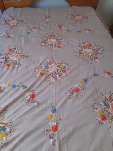 colcha de cama casal bordada a mão antiga.