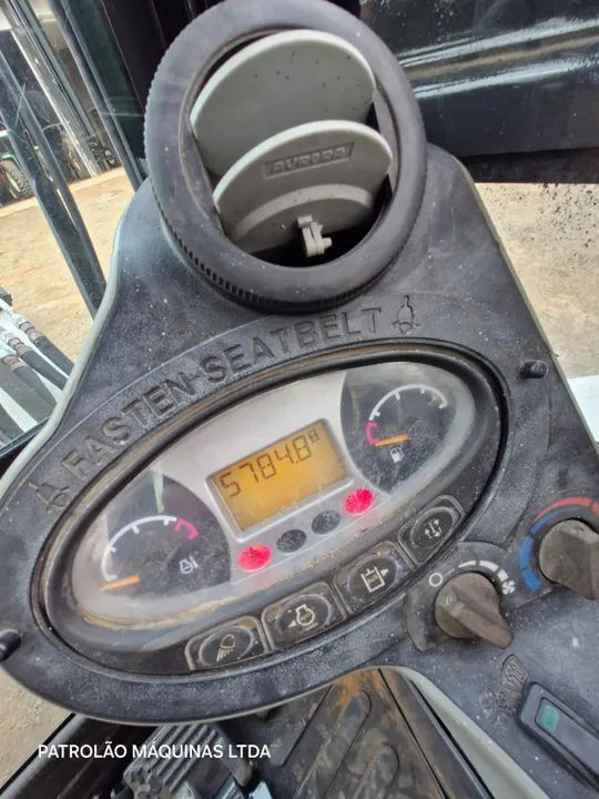 Mini Escavadeira Bobcat E26 ano 2014 com 5.700 horas  cabinada  - Foto 3