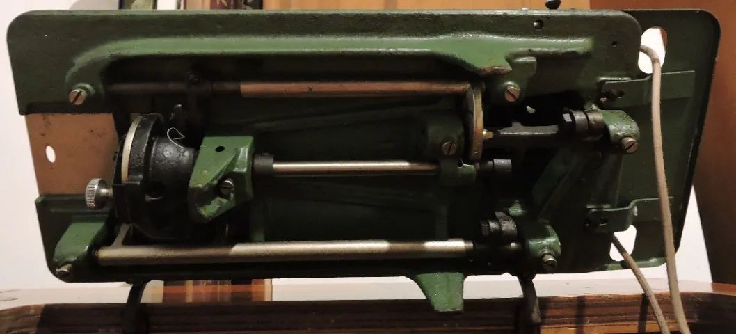 Antiguidade Relíquia - Máquina de costura reta Vigorelli, fabricada em 1959, em gabinete d - Foto 3