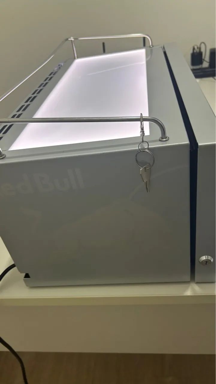 Geladeira Redbull compacta e moderna  com conversor 220v para 110v - Foto 6