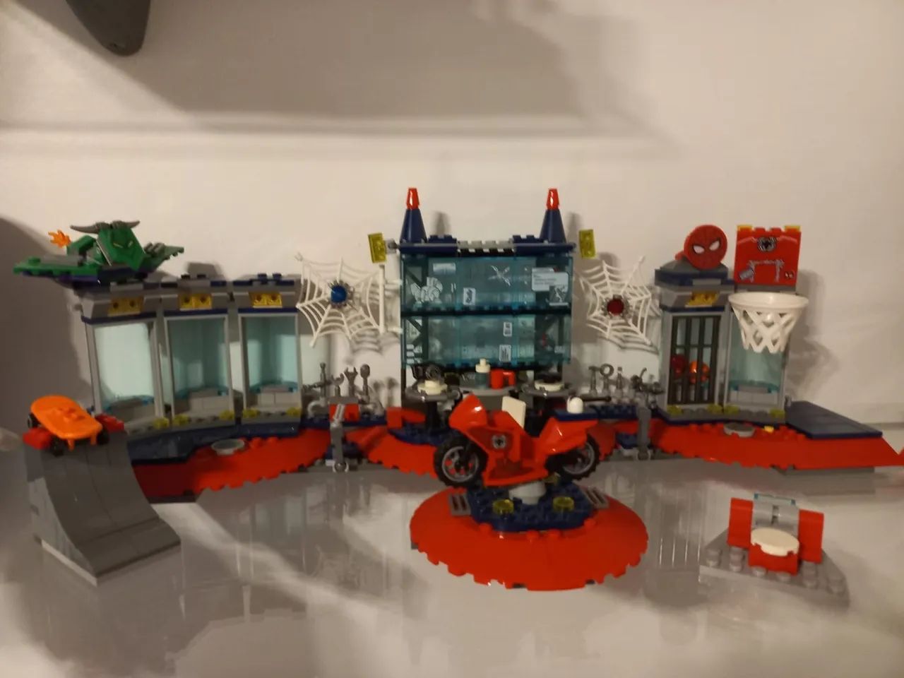 Conjunto LEGO Super Heroes Abrigo do Homem-Aranha Spider-Man Marvel 