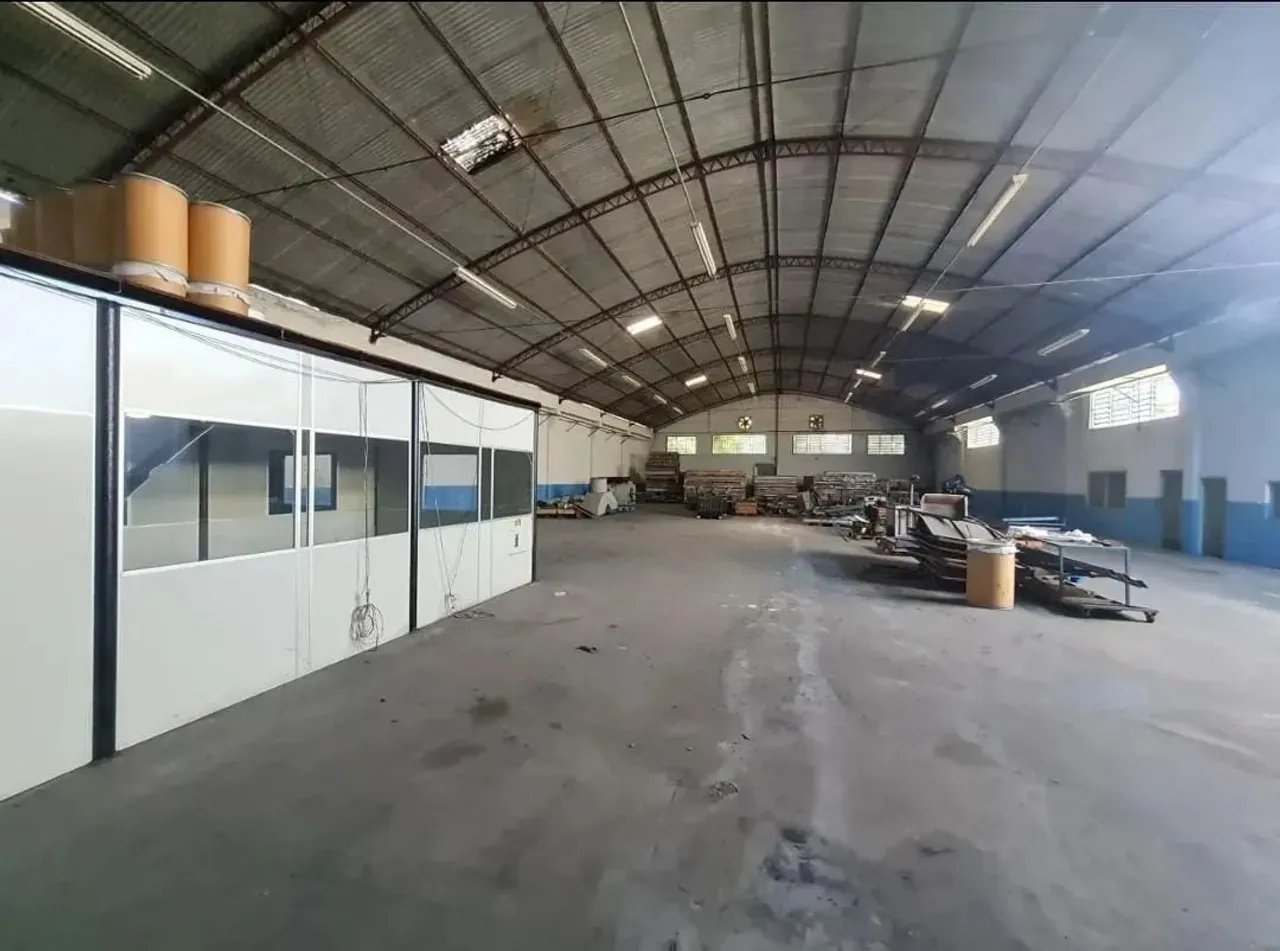 Aluga-se Galpão med. 1200 m2 próximo da Bola da Suframa Distrito Industrial!