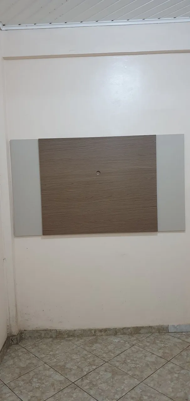 Painel para TV em Madeira com Detalhes em Branco