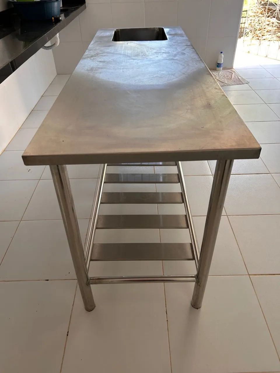 Mesa de aço inox com cuba embutida