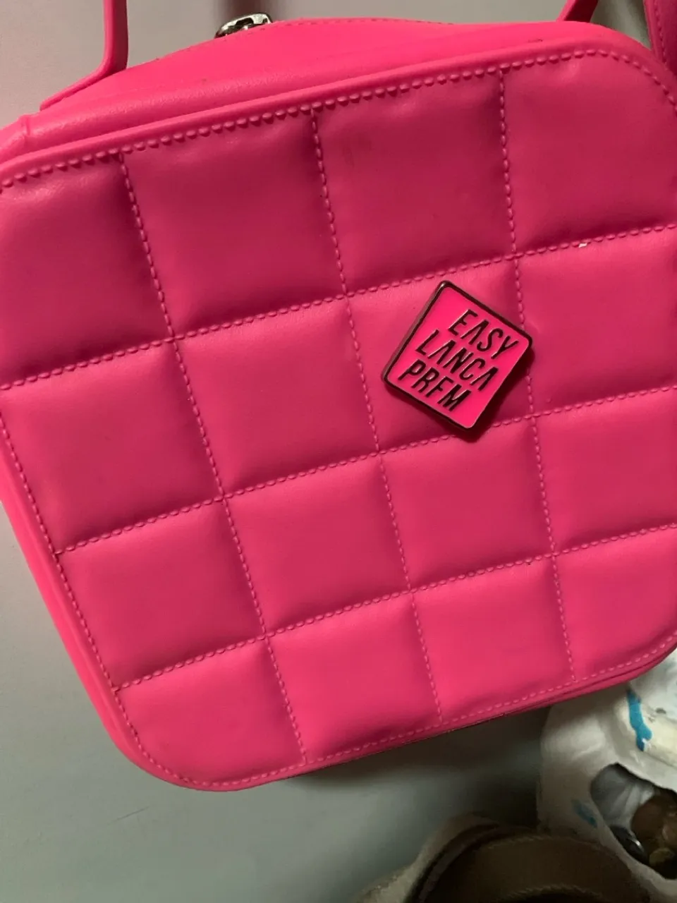 Bolsa Rosa Lança Perfume - Elegância e Estilo